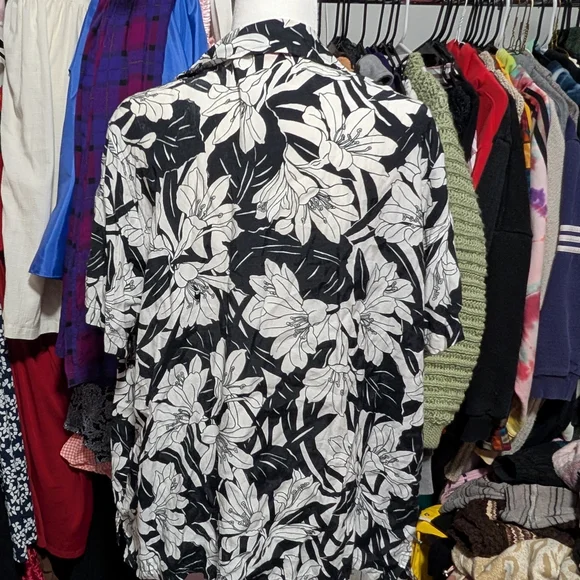 Black and White Floral Button-Up Shirt - Picture 3 of 3